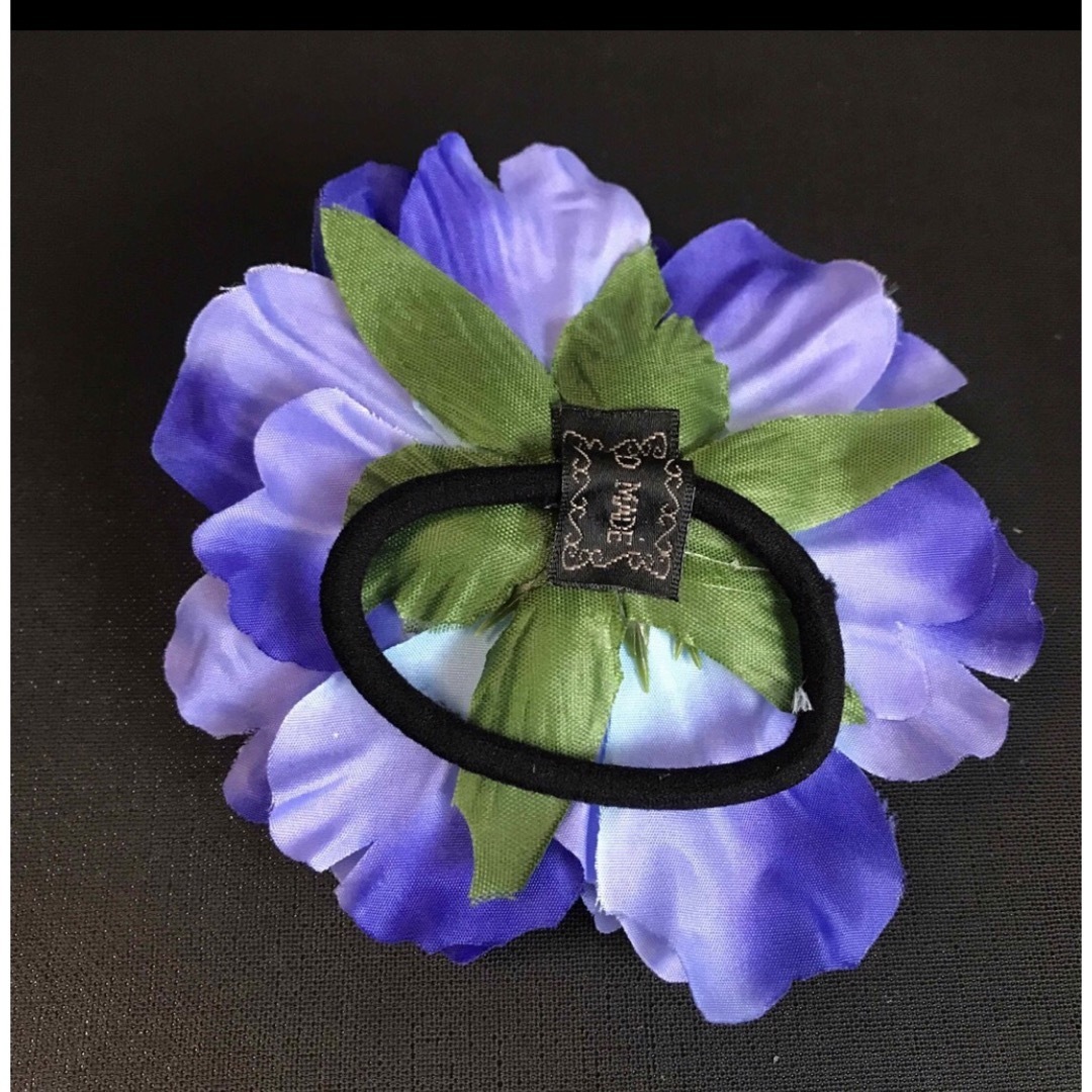 ヘアゴムの大きなブルーなお花 エンタメ/ホビーのコスプレ(アクセサリー)の商品写真