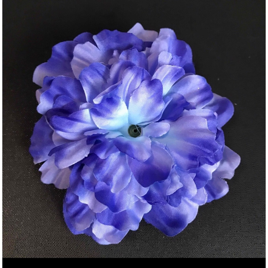 ヘアゴムの大きなブルーなお花