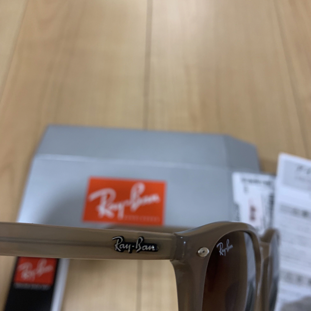 Ray-Ban(レイバン)のRB4258F レイバンサングラス　ベージュ レディースのファッション小物(サングラス/メガネ)の商品写真