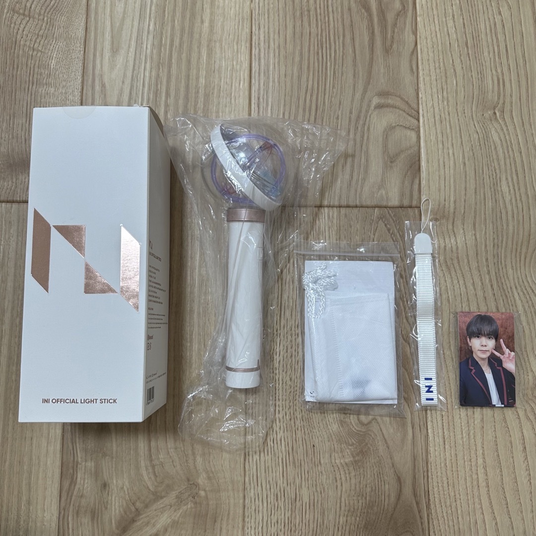 INI(アイエヌアイ)のINI OFFICIAL LIGHT STICK エンタメ/ホビーの声優グッズ(ペンライト)の商品写真