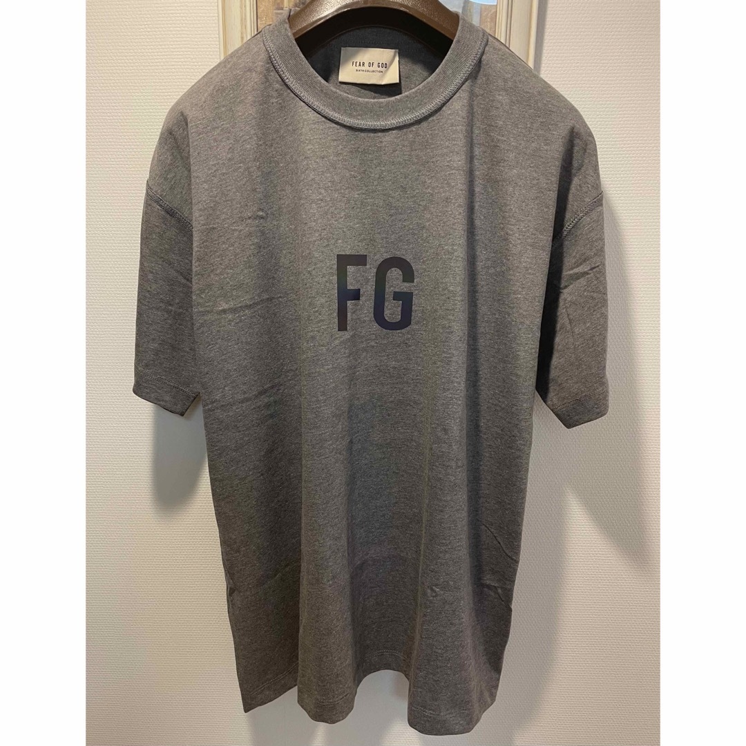 FEAR OF GOD(フィアオブゴッド)のFEAR OF GOD  FG'  Logo Tシャツ/サイズSグレー メンズのトップス(Tシャツ/カットソー(半袖/袖なし))の商品写真