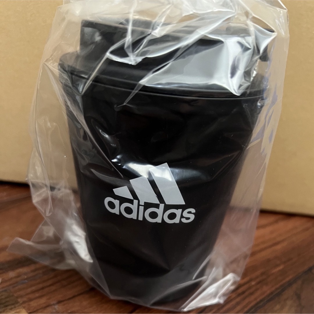 adidas(アディダス)の新品　アディダス　タンブラー　非売品　ノベルティ インテリア/住まい/日用品のキッチン/食器(タンブラー)の商品写真