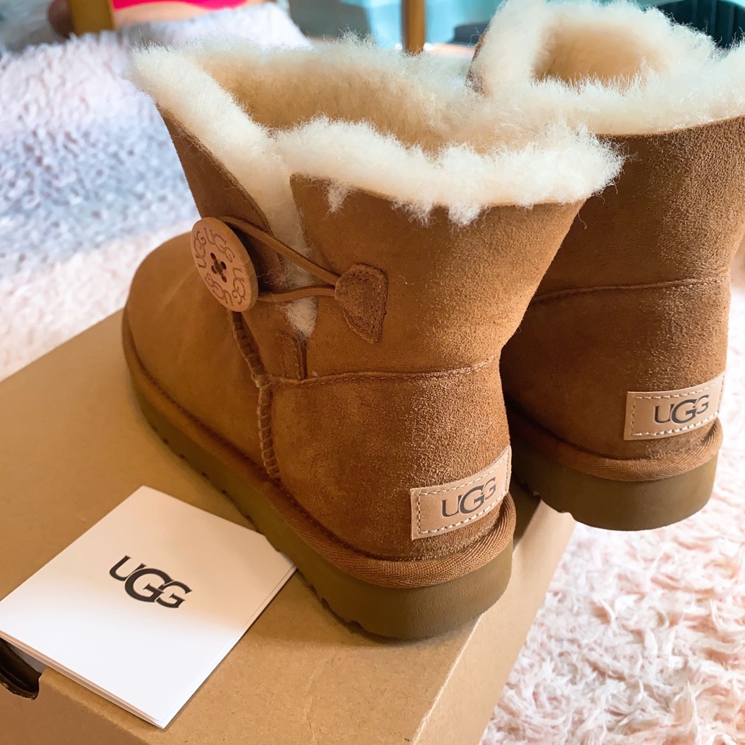 《大人気》UGG アグ ムートン・ボア ブーツ　ベイリーボタン