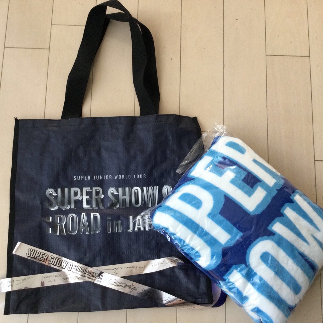 SUPER JUNIOR(スーパージュニア)のSUPERSHOW9 プレミアムシート特典　テイクアウトバッグ&ブランケット　。 エンタメ/ホビーのタレントグッズ(アイドルグッズ)の商品写真