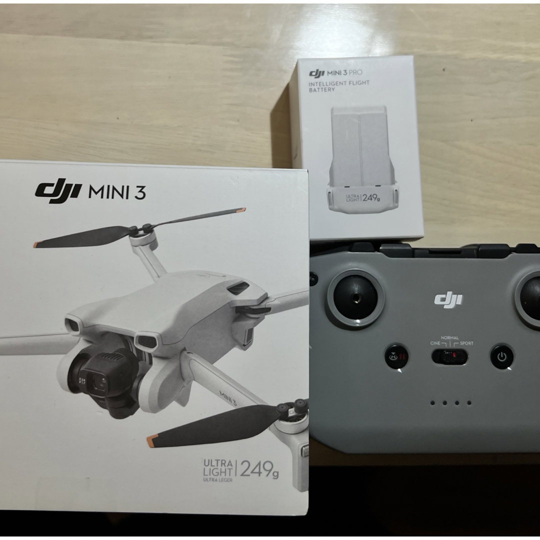 dji mini3 ドローンとバッテリー エンタメ/ホビーのおもちゃ/ぬいぐるみ(ホビーラジコン)の商品写真