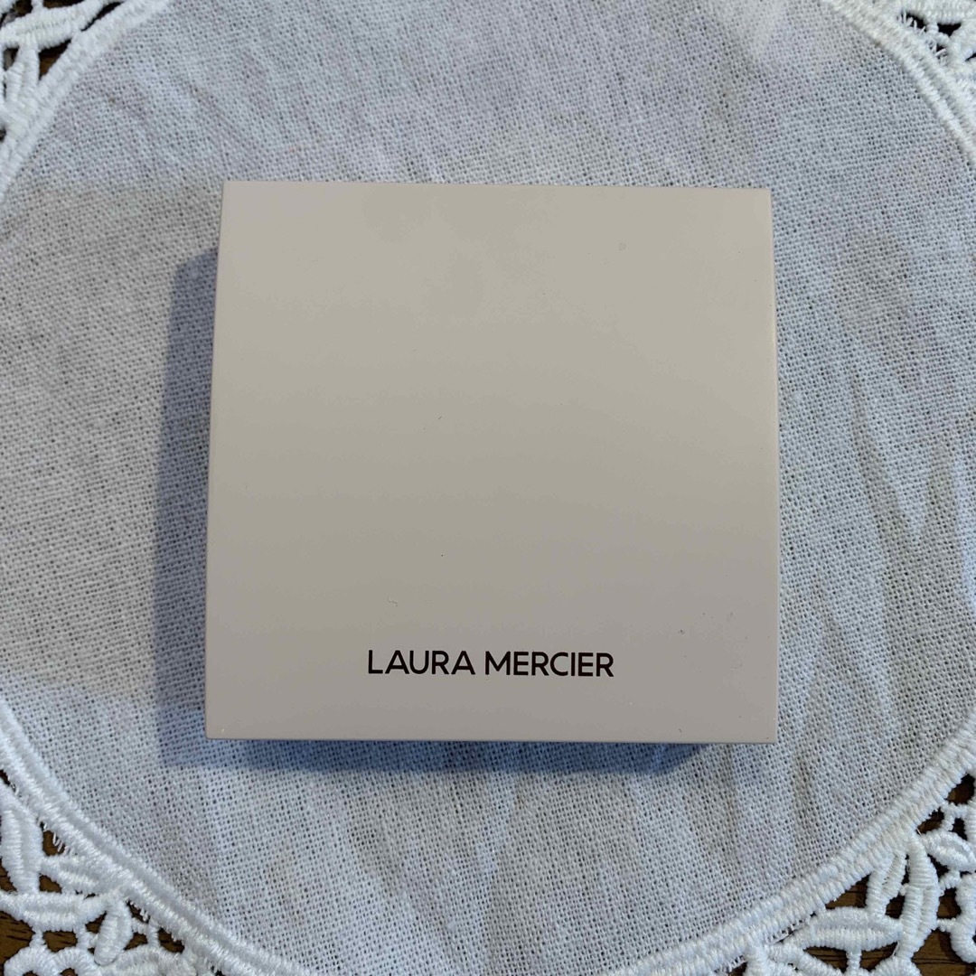 laura mercier(ローラメルシエ)のローラメルシエ　　リアルフローレスパーフェクティングプレストパウダー コスメ/美容のベースメイク/化粧品(フェイスパウダー)の商品写真