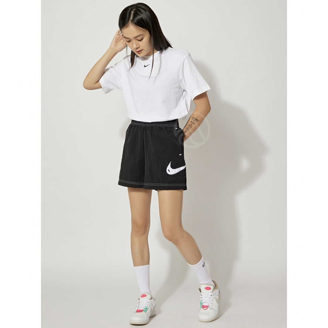 NIKE(ナイキ)のナイキ　ビッグスウッシュ　ウーブンハーフパンツ　Mサイズ　レディース レディースのパンツ(ショートパンツ)の商品写真