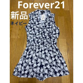 フォーエバートゥエンティーワン(FOREVER 21)の新品　フォーエバー21 ロンパース　ヤシの木柄　ネイビー　S  ショートパンツ(オールインワン)