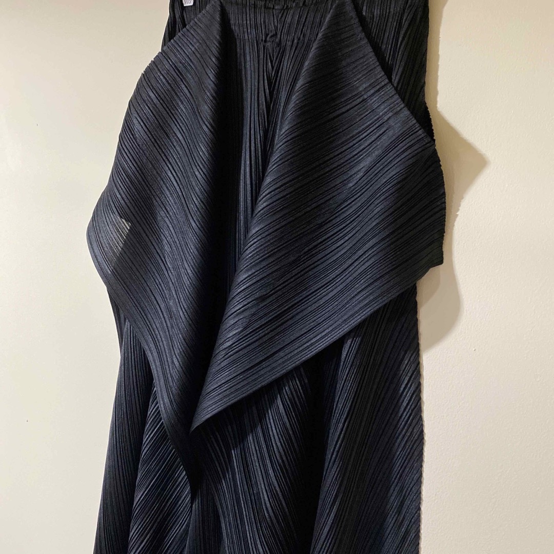 PLEATS PLEASE ISSEY MIYAKE(プリーツプリーズイッセイミヤケ)の【超希少】プリーツプリーズ　drape変形ワイドパンツ　ブラック レディースのパンツ(カジュアルパンツ)の商品写真