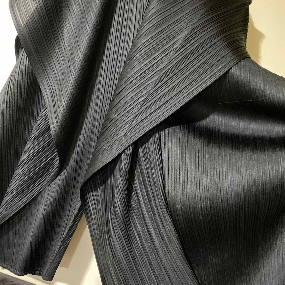 PLEATS PLEASE ISSEY MIYAKE(プリーツプリーズイッセイミヤケ)の【超希少】プリーツプリーズ　drape変形ワイドパンツ　ブラック レディースのパンツ(カジュアルパンツ)の商品写真