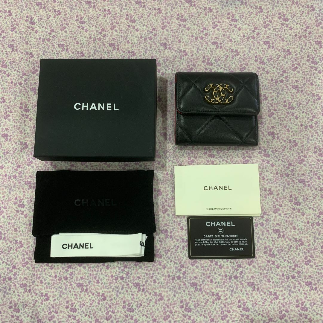 代引不可 シャネル 19 スモールフラップウォレット 三つ折り 財布