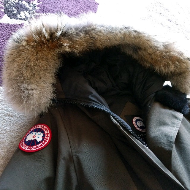 CANADA GOOSE(カナダグース)のaaa…♡様専用◇CANADA GOOSE カナダグース超美品*人気のカーキ レディースのジャケット/アウター(ダウンジャケット)の商品写真