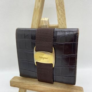 サルヴァトーレフェラガモ(Salvatore Ferragamo)のサルヴァトーレフェラガモ　二つ折り財布　ヴァラ　クロコ型押し　ブラウン(財布)