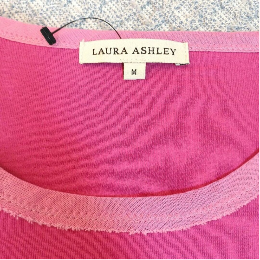 LAURA ASHLEY(ローラアシュレイ)の【新品未着用】LAURA ASHLEY トップス ビーズ刺繍 ローラアシュレイ レディースのトップス(カットソー(半袖/袖なし))の商品写真