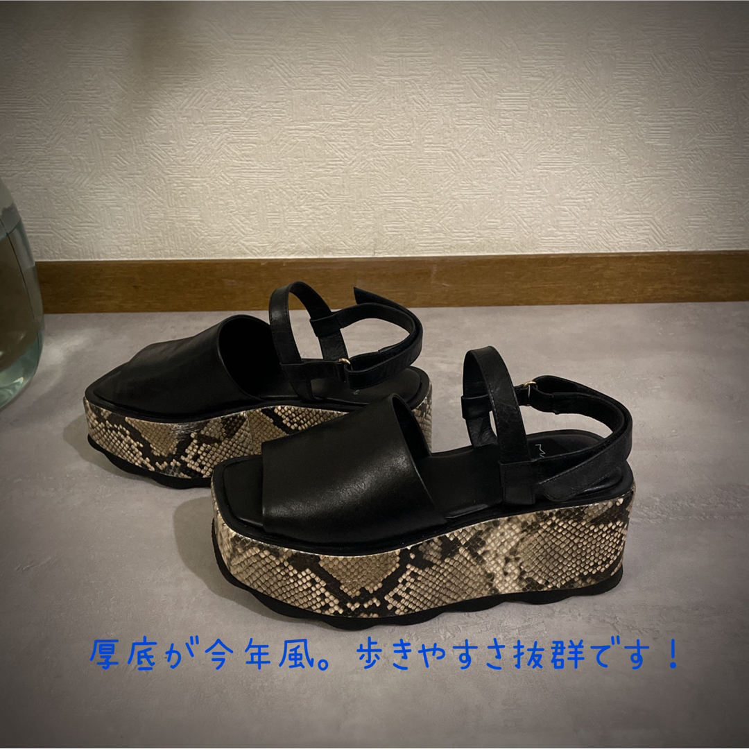 ゴリ様専用　MANA 厚底サンダル　パイソン柄 レディースの靴/シューズ(サンダル)の商品写真