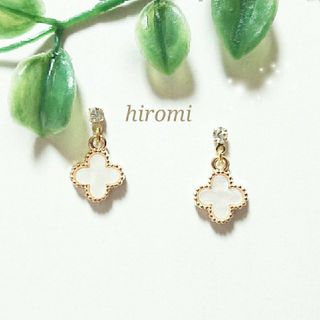 No.357 ビジューポスト＆白蝶貝クローバーピアス/イヤリング(ピアス)