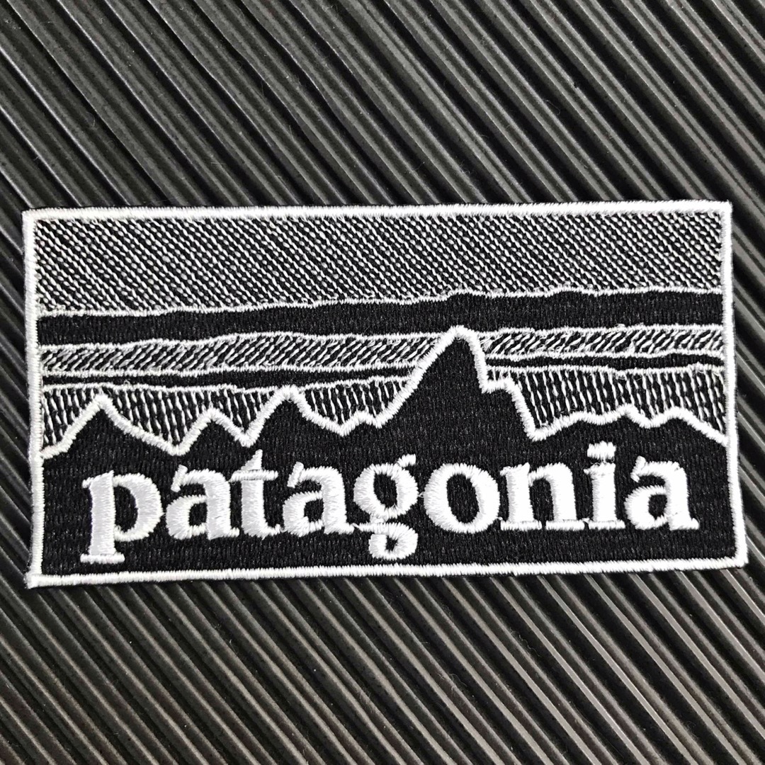 patagonia(パタゴニア)の90×48mm PATAGONIAフィッツロイ モノクロアイロンワッペン -42 レディースのバッグ(その他)の商品写真