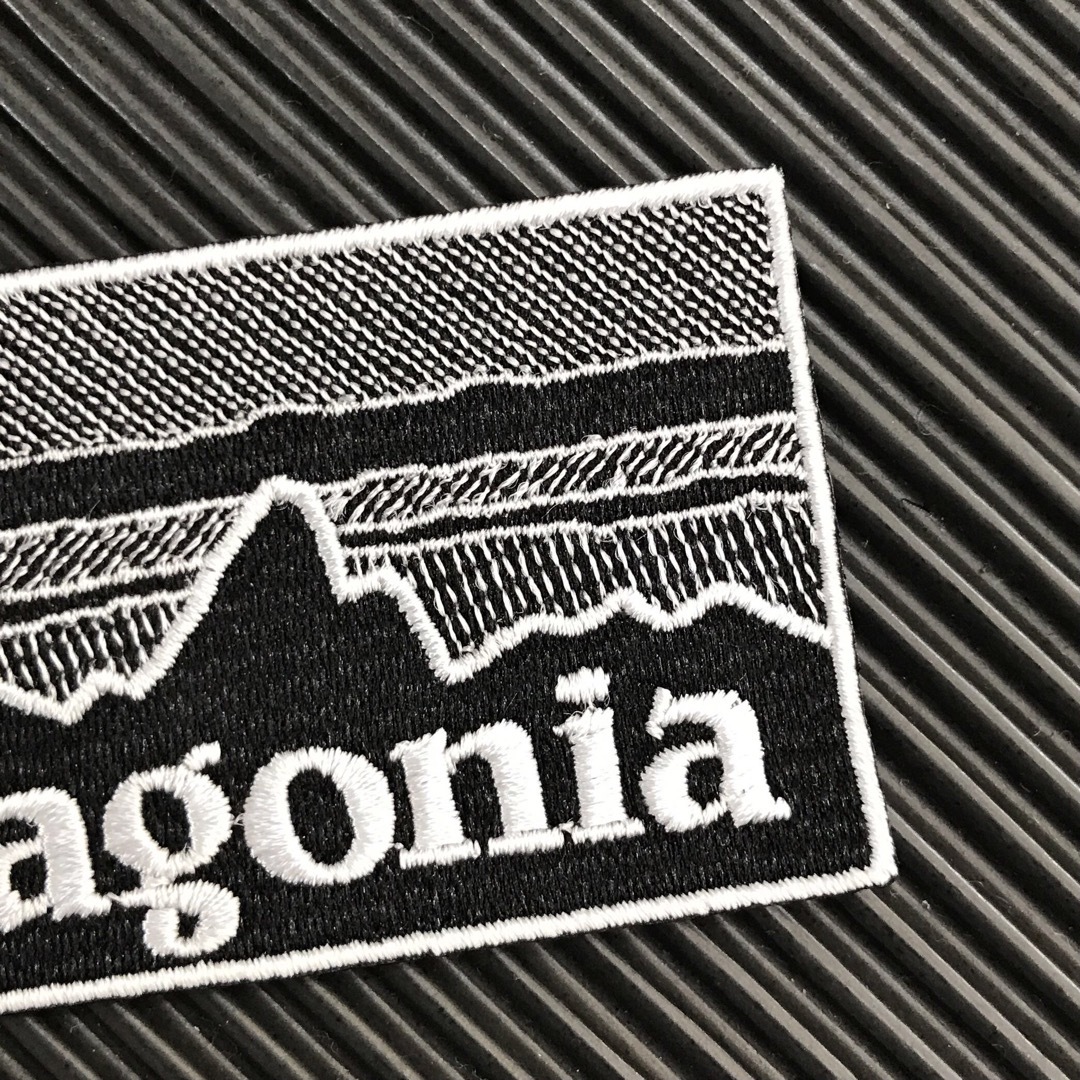 patagonia(パタゴニア)の90×48mm PATAGONIAフィッツロイ モノクロアイロンワッペン -42 レディースのバッグ(その他)の商品写真