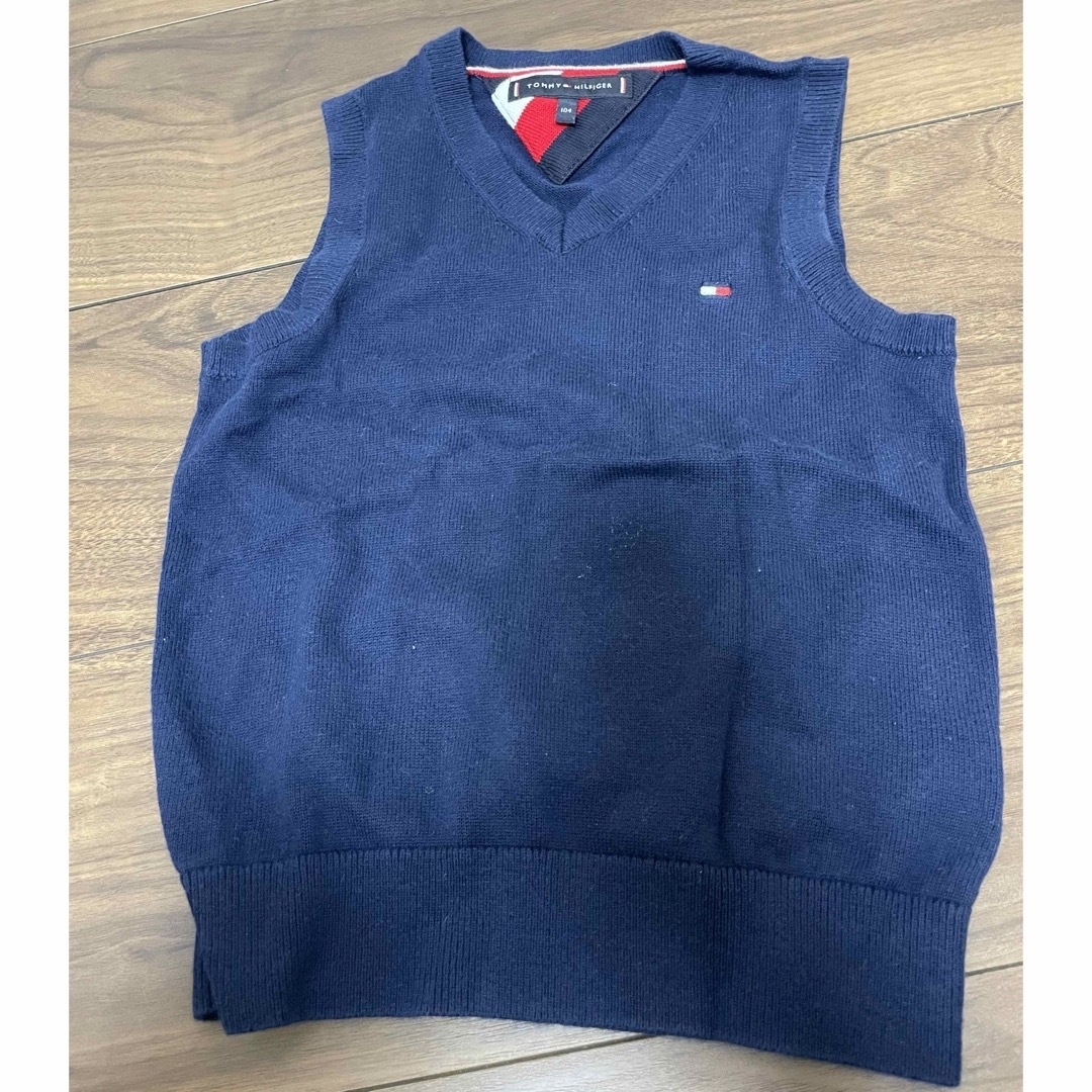 TOMMY HILFIGER(トミーヒルフィガー)のTOMMY HILFIGER 100センチ　ベスト　紺色 キッズ/ベビー/マタニティのキッズ服男の子用(90cm~)(カーディガン)の商品写真