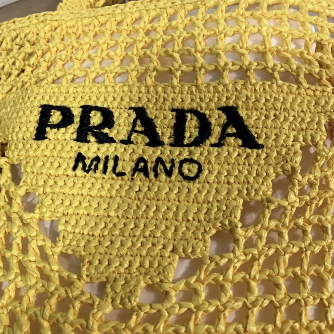 PRADA(プラダ)のPRADA、イエロー可愛い希少なお色のバッグです。定価247000円 レディースのバッグ(ショルダーバッグ)の商品写真