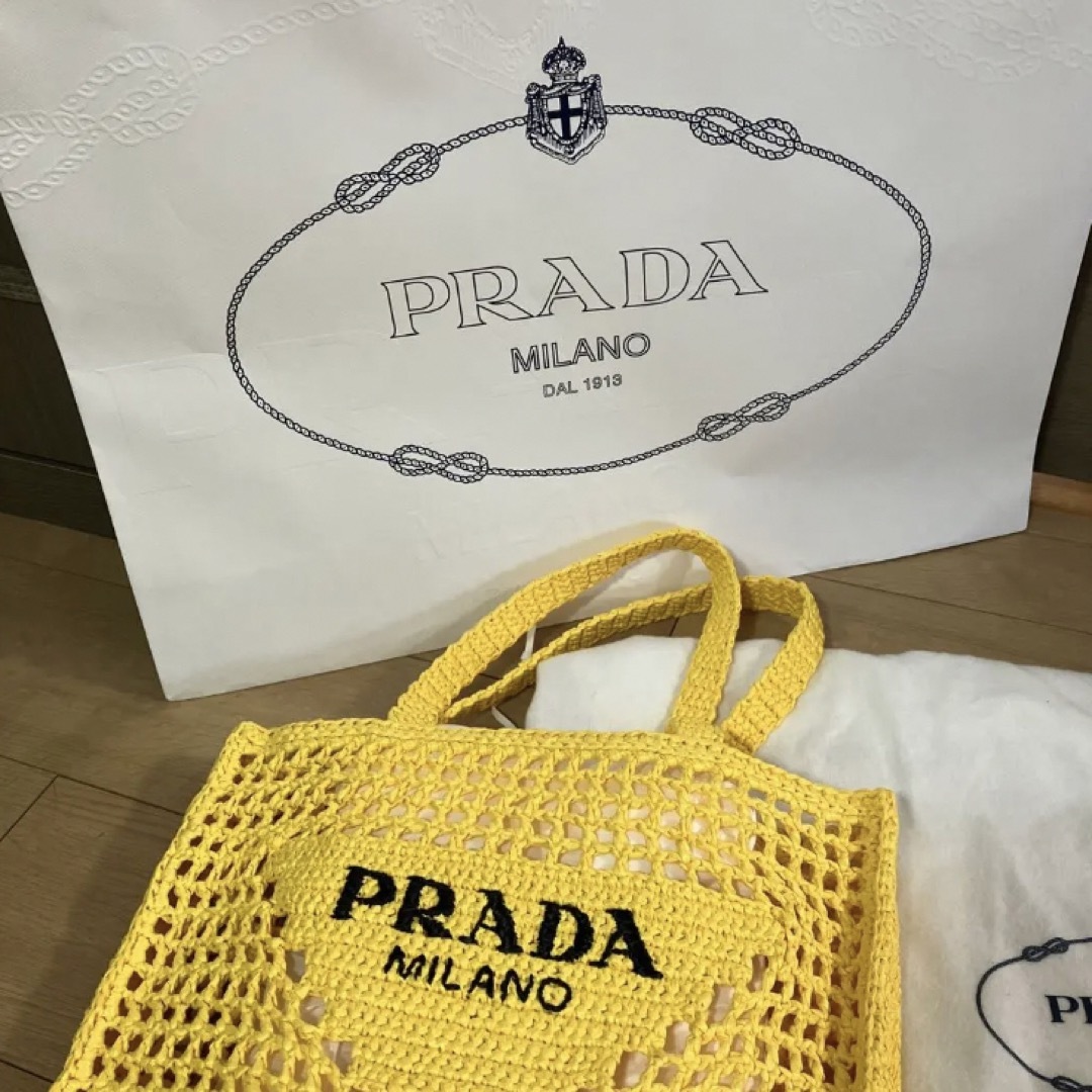 PRADA(プラダ)のPRADA、イエロー可愛い希少なお色のバッグです。定価247000円 レディースのバッグ(ショルダーバッグ)の商品写真