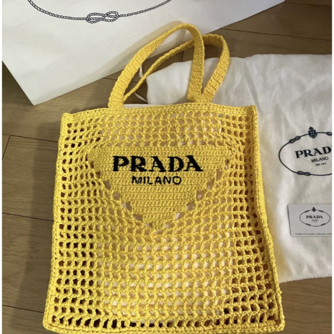 PRADA(プラダ)のPRADA、イエロー可愛い希少なお色のバッグです。定価247000円 レディースのバッグ(ショルダーバッグ)の商品写真