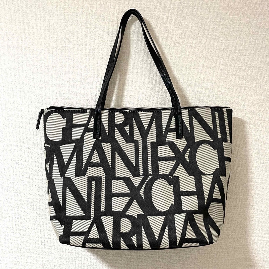 ARMANI EXCHANGE(アルマーニエクスチェンジ)の【美品】アルマーニ エクスチェンジ　オールオーバーロゴ トートバッグ　A4可能 レディースのバッグ(トートバッグ)の商品写真