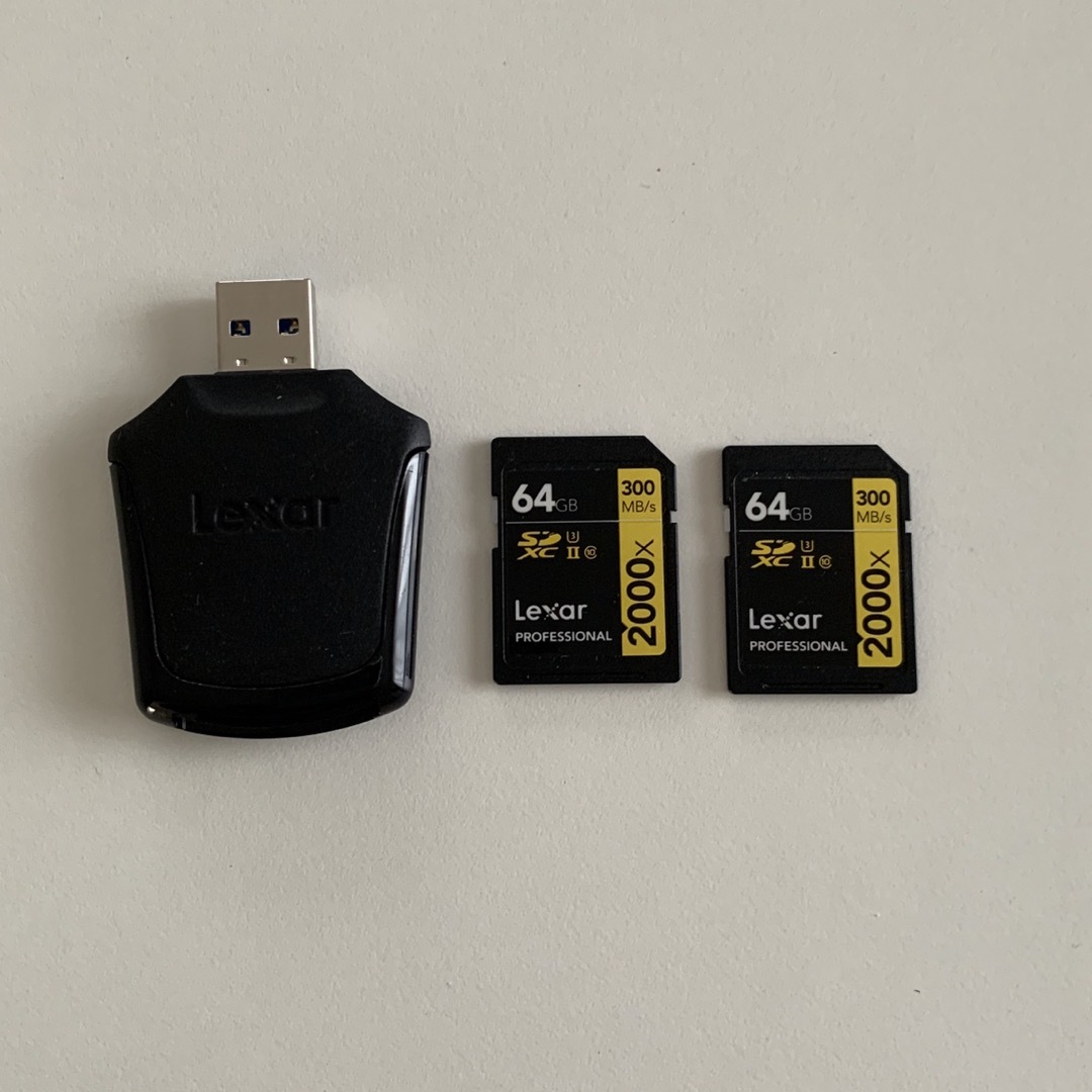 Lexar(レキサー)のLexar 64GB SDXC 2000X UHS II 2個&リーダー スマホ/家電/カメラのカメラ(その他)の商品写真