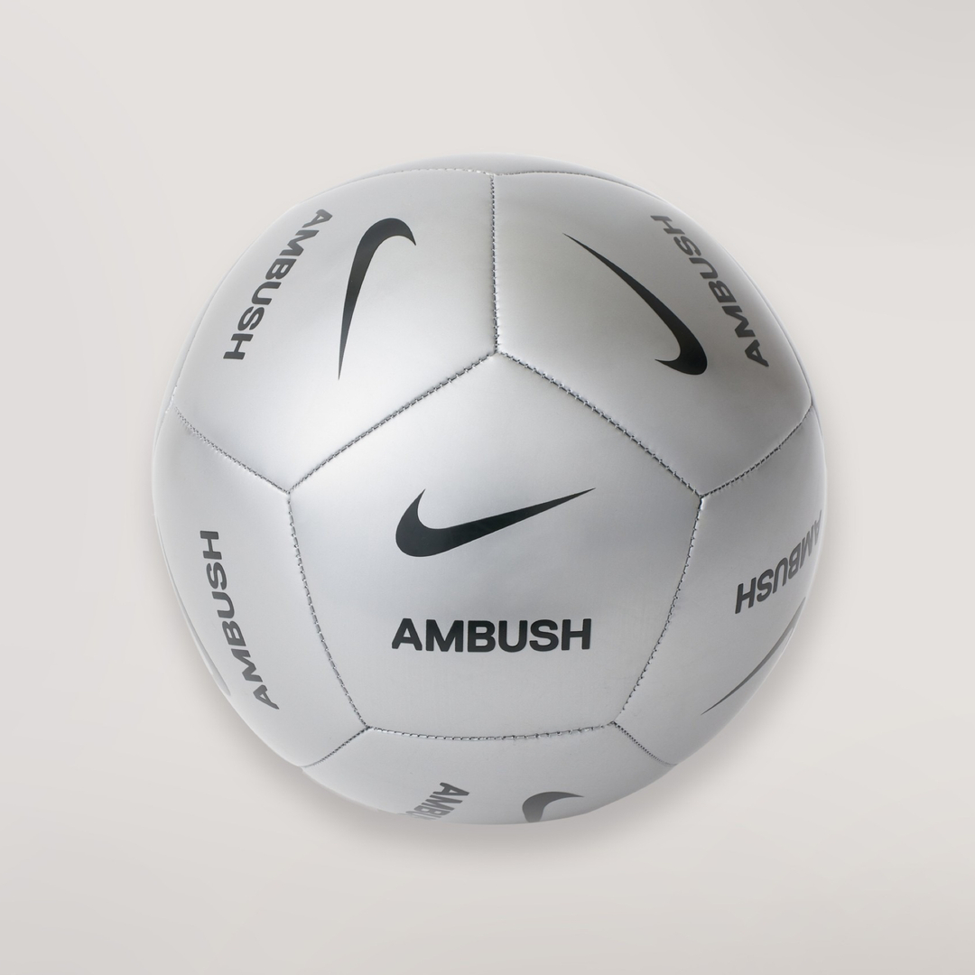 AMBUSH(アンブッシュ)の値下げ中 AMBUSH サッカーボール スポーツ/アウトドアのサッカー/フットサル(ボール)の商品写真