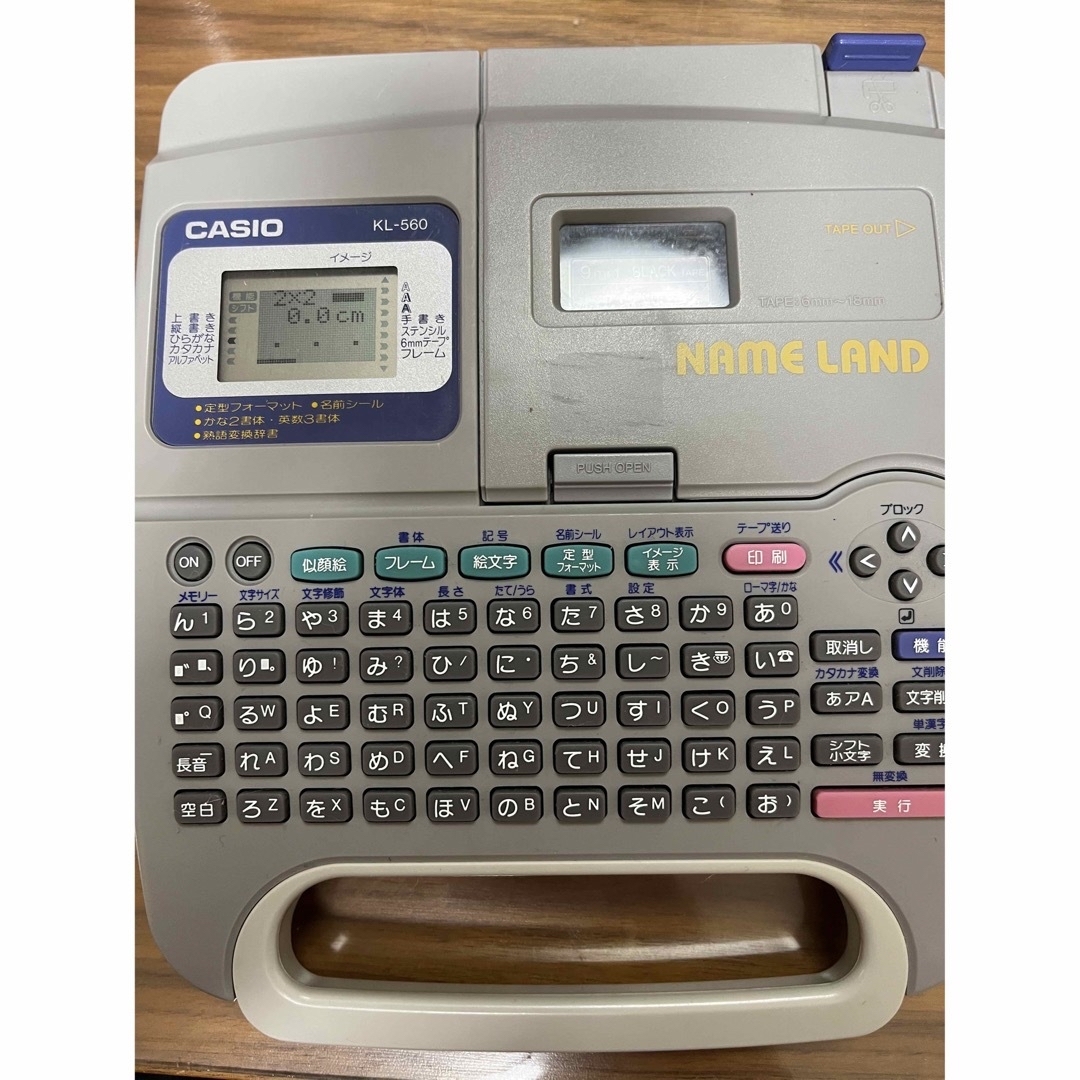 CASIO(カシオ)のCASIO ネームランド アダプター、テープ、説明書付き インテリア/住まい/日用品のオフィス用品(オフィス用品一般)の商品写真