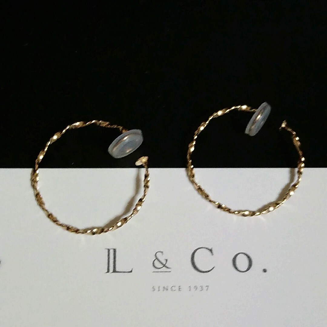 L&CO.(エルアンドコー)のJewel closet by L&Co.　K10 フープイヤリング（ひねり） レディースのアクセサリー(イヤリング)の商品写真