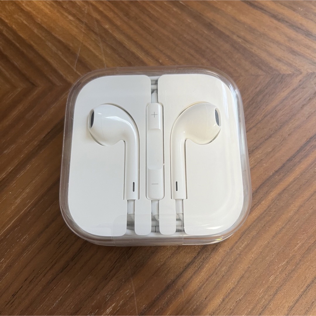 Apple(アップル)のApple EarPods with 3.5 mm Headphone Plug スマホ/家電/カメラのオーディオ機器(ヘッドフォン/イヤフォン)の商品写真