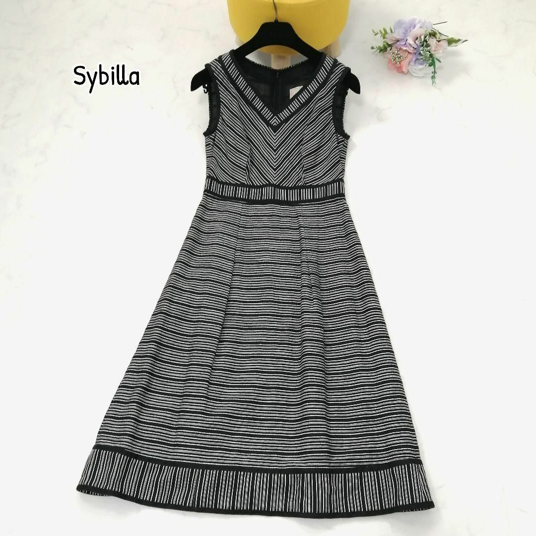 Sybilla(シビラ)の極美品✨ シビラ　ロングワンピース　フレア　刺繍　Aライン　M　黒白　上品 レディースのワンピース(ロングワンピース/マキシワンピース)の商品写真