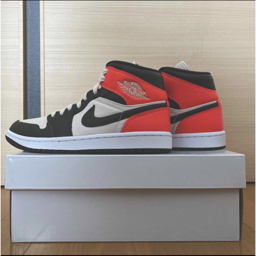 NIKE(ナイキ)のWMNS NIKE AIRJORDAN1 MID SE 25cm レディースの靴/シューズ(スニーカー)の商品写真