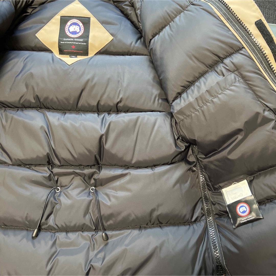 CANADA GOOSE(カナダグース)のカナダグース　カムループス　ベージュ メンズのジャケット/アウター(ダウンジャケット)の商品写真