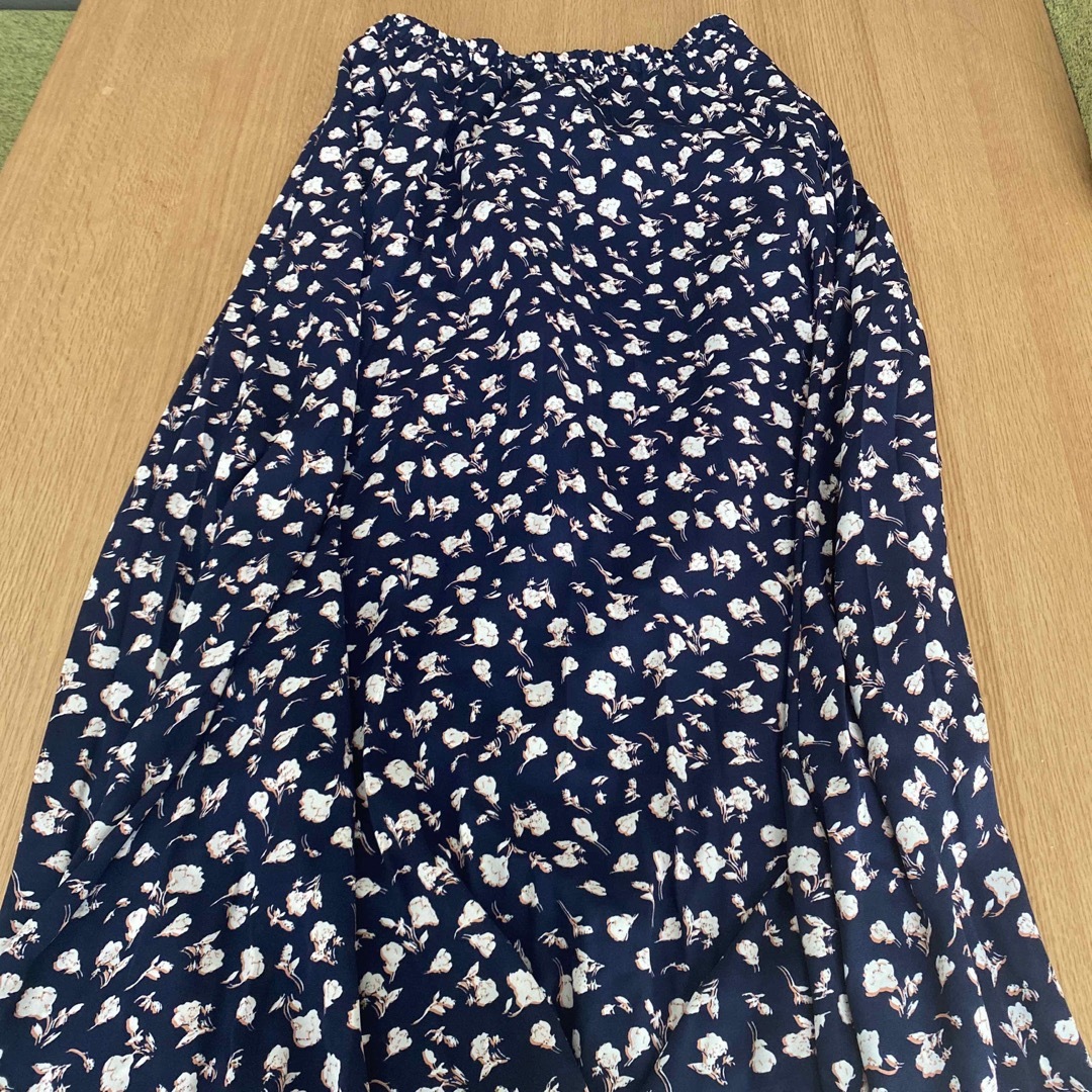 GU(ジーユー)の花柄ロングスカート レディースのスカート(ロングスカート)の商品写真