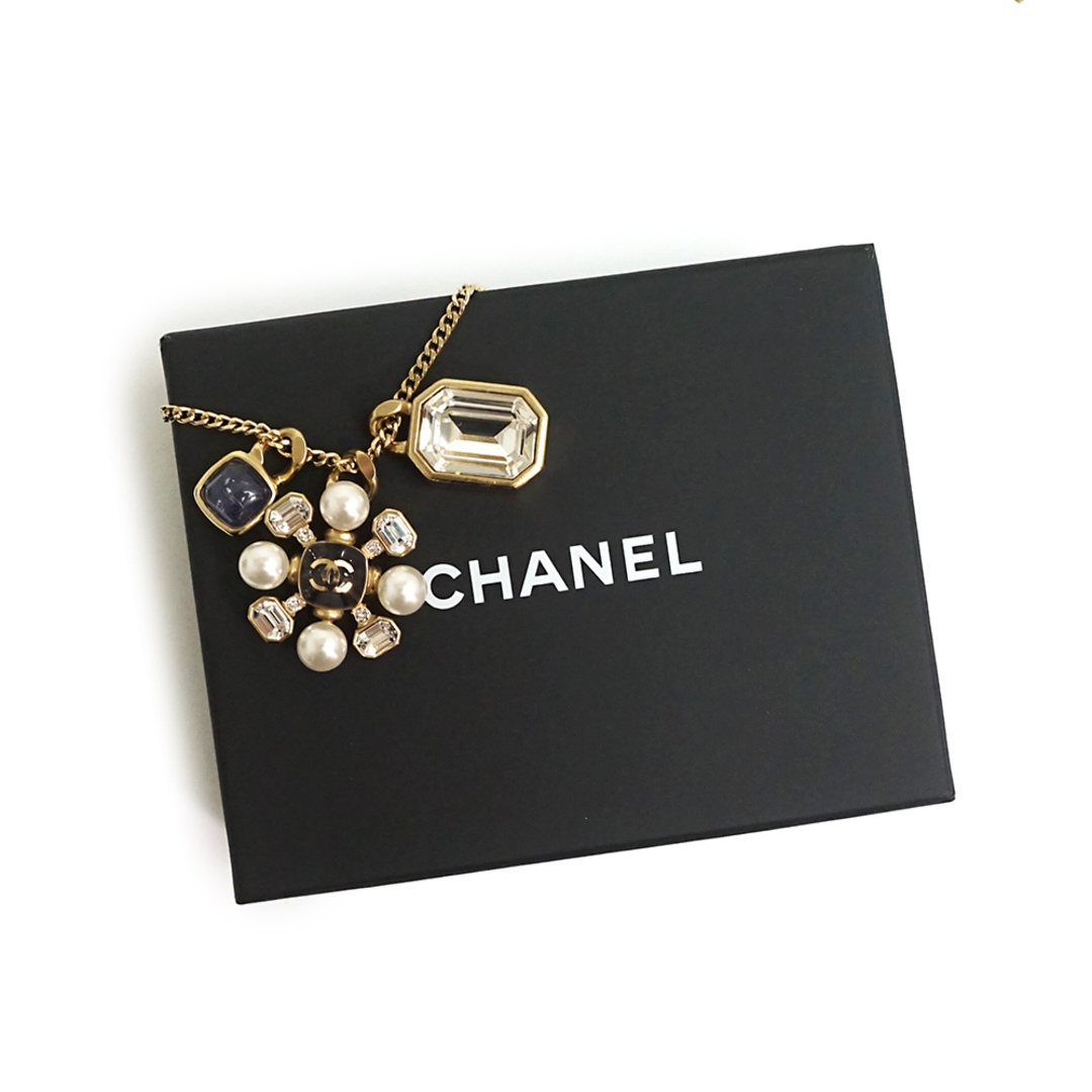 CHANEL(シャネル)のシャネル ココマーク フラワー パール ビジュー カラーストーン ロング ネックレス ペンダント ネイビー ゴールド AB9305 箱付 CHANEL（美品） レディースのアクセサリー(ネックレス)の商品写真