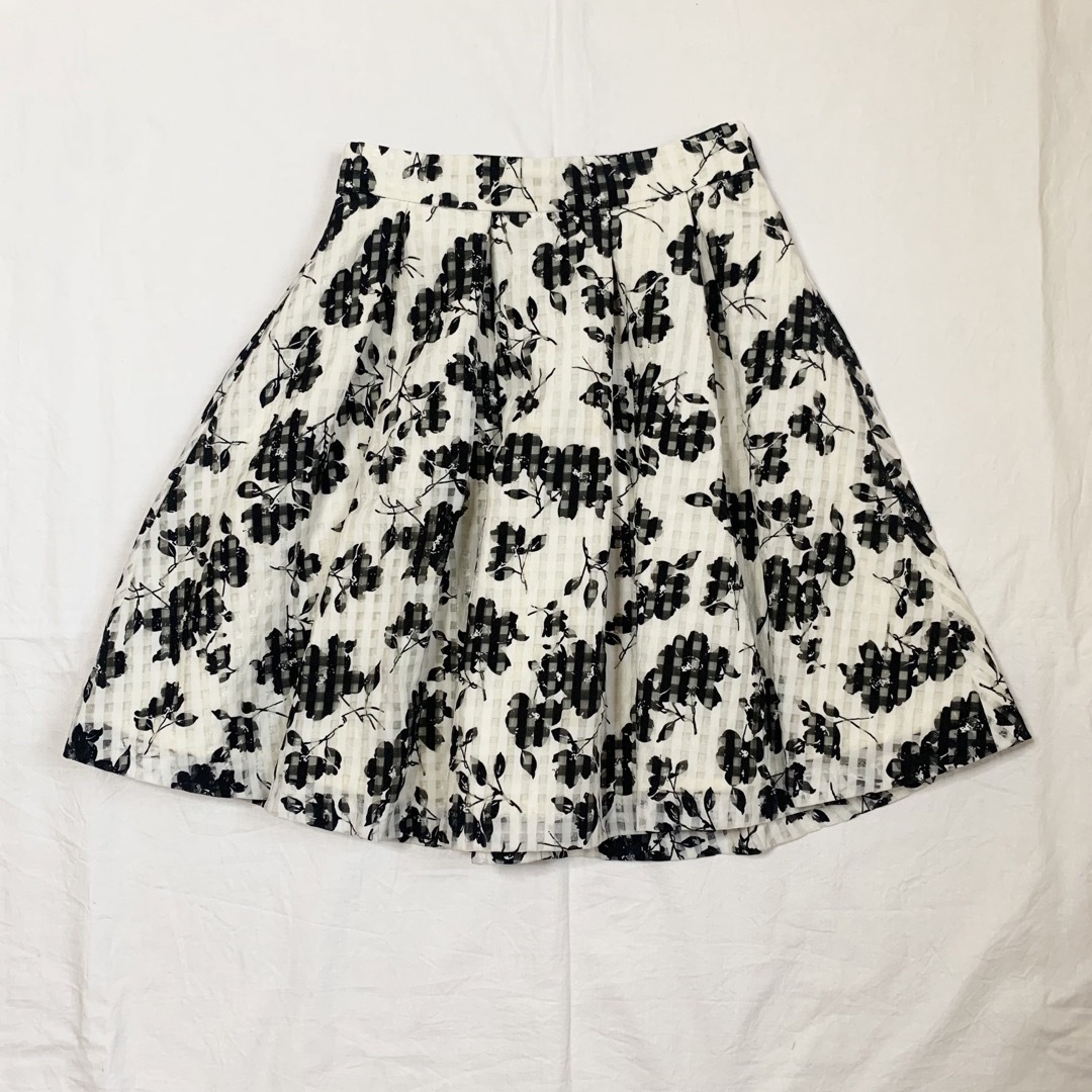 INGNI(イング)のINGNI イング 花柄プリーツスカート ホワイト ブラック 白黒 レディースのスカート(ひざ丈スカート)の商品写真