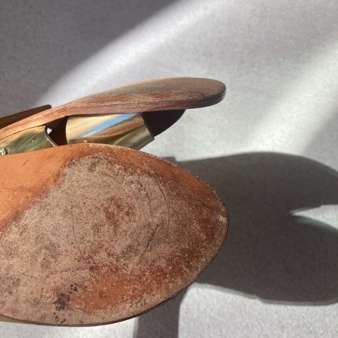 FABIO RUSCONI(ファビオルスコーニ)のファビオルスコーニ　ゴールドサンダル レディースの靴/シューズ(サンダル)の商品写真