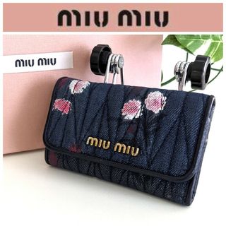 ミュウミュウ(miumiu)の良品 ミュウミュウ 花柄 デニム レザー キーケース PRADA ネイビー 黒(キーケース)