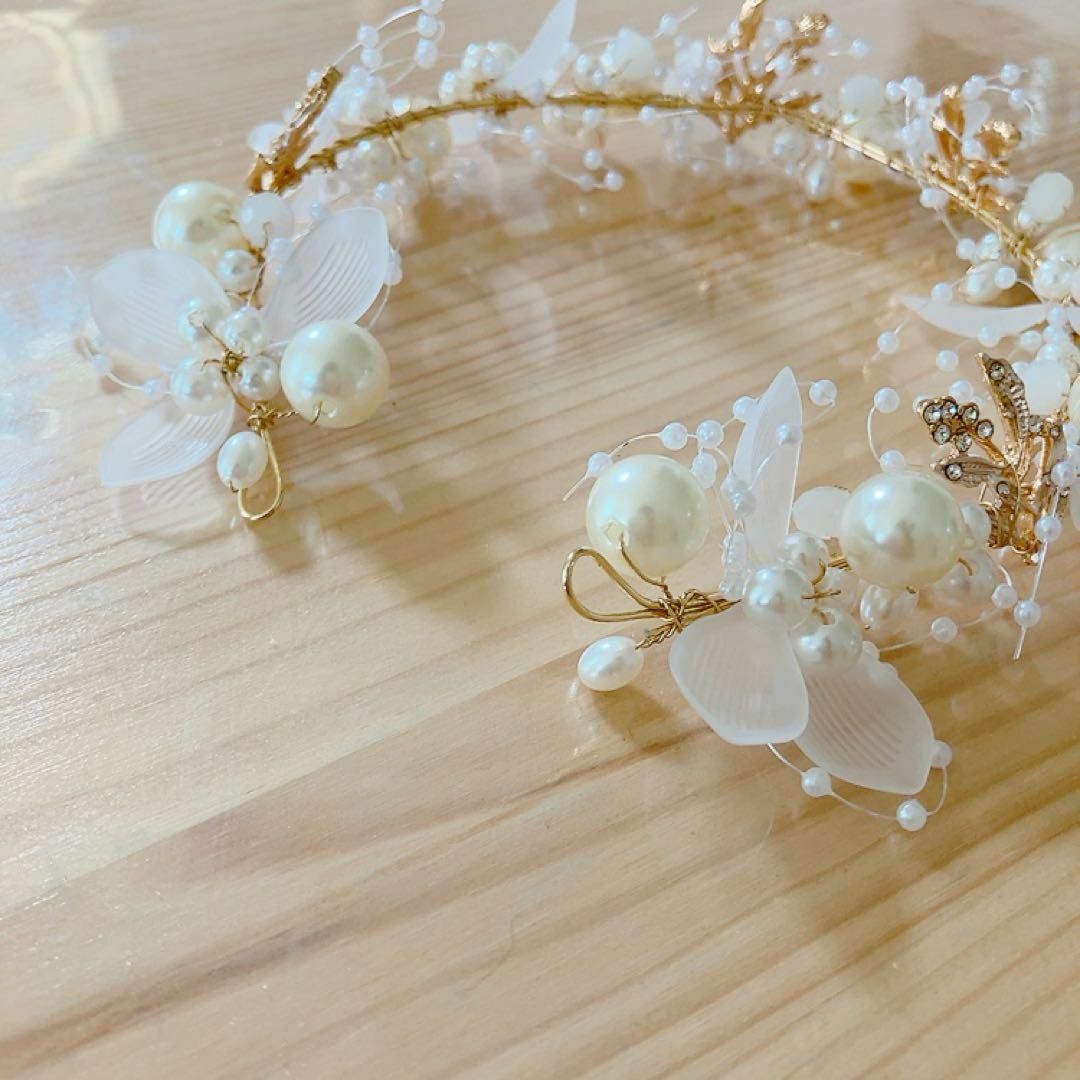 パールヘアカチューシャ　花嫁 結婚式　フラワー　花飾り ブライダル  かんむり レディースのヘアアクセサリー(カチューシャ)の商品写真