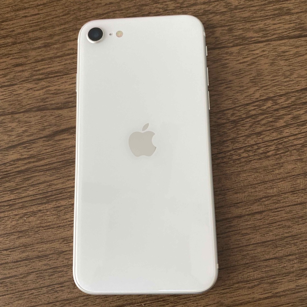 Apple(アップル)の＊【中古品】iPhone SE 2 / 64GB《ホワイト》 スマホ/家電/カメラのスマートフォン/携帯電話(スマートフォン本体)の商品写真