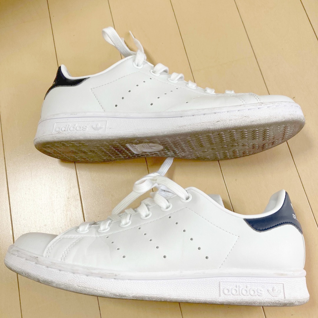 adidas(アディダス)のadidas stan smithレディース　　　　　　　　ホワイト &ネイビー レディースの靴/シューズ(スニーカー)の商品写真