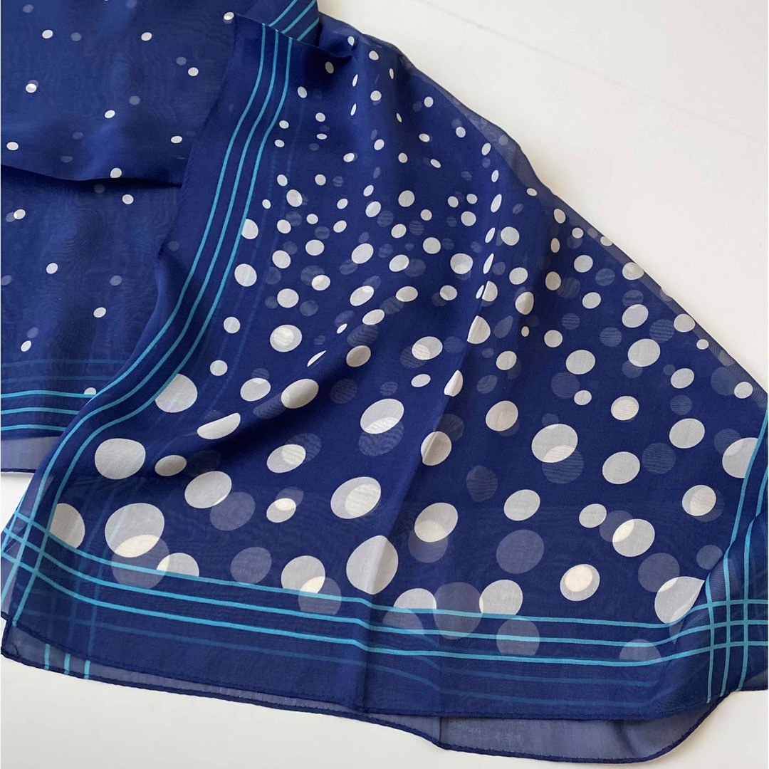 ICB(アイシービー)のICB シルクスカーフ ロング ドット レトロヴィンテージ風 ネイビーブルー レディースのファッション小物(バンダナ/スカーフ)の商品写真