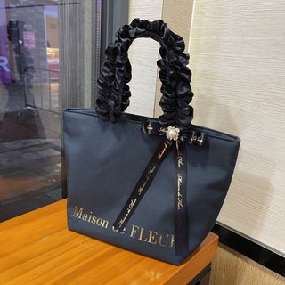 メゾンドフルール(Maison de FLEUR)のMaison de FLEUR メゾンドフルール　フリルハンドバッグ　リボン付き(ハンドバッグ)