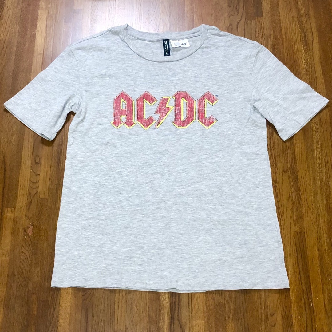 H&M(エイチアンドエム)のH&M エイチアンドエム AC/DC プリント ロックTシャツ XS グレー レディースのトップス(Tシャツ(半袖/袖なし))の商品写真