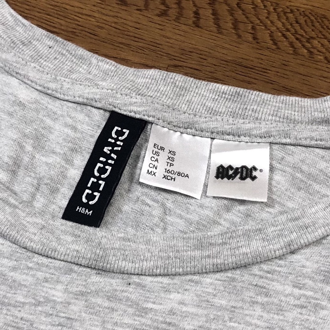 H&M(エイチアンドエム)のH&M エイチアンドエム AC/DC プリント ロックTシャツ XS グレー レディースのトップス(Tシャツ(半袖/袖なし))の商品写真