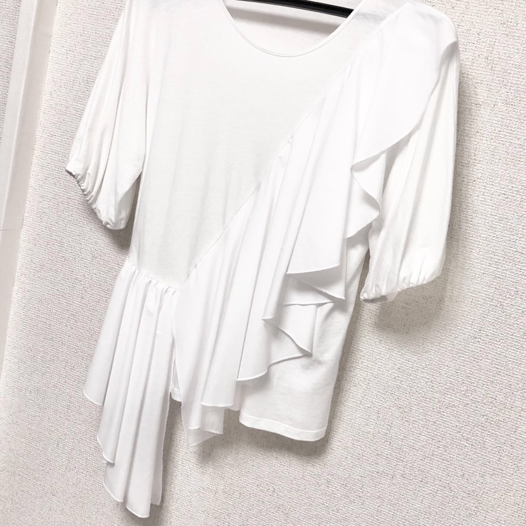 ZARA(ザラ)の美品 ZARA ザラ フリルドレープ 半袖Tシャツ 白  レディースのトップス(Tシャツ(半袖/袖なし))の商品写真