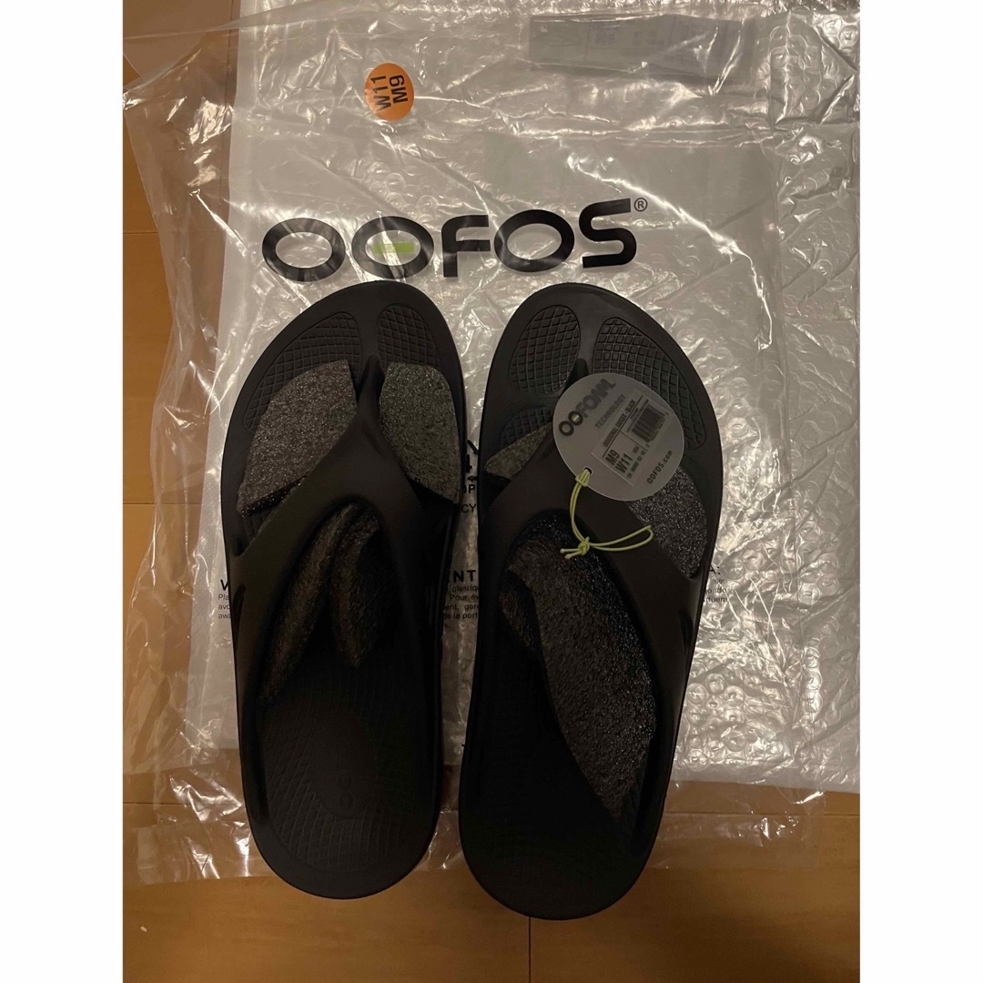OOFOS(ウーフォス)の格安 oofos 28cm 黒 27センチ前後の方オススメ メンズの靴/シューズ(サンダル)の商品写真