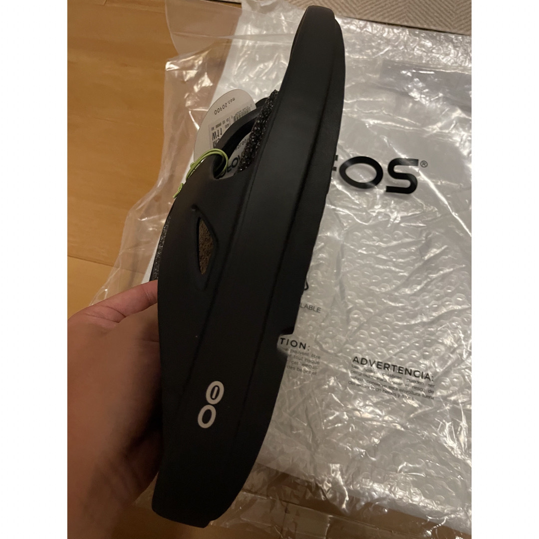 OOFOS(ウーフォス)の格安 oofos 28cm 黒 27センチ前後の方オススメ メンズの靴/シューズ(サンダル)の商品写真